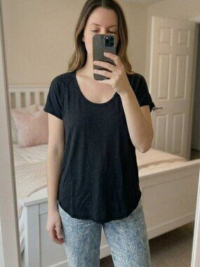 Aritzia Wilfred Tandis Women's T-Shirt XS Short Sleeve Black Crewneck Whimsigoth